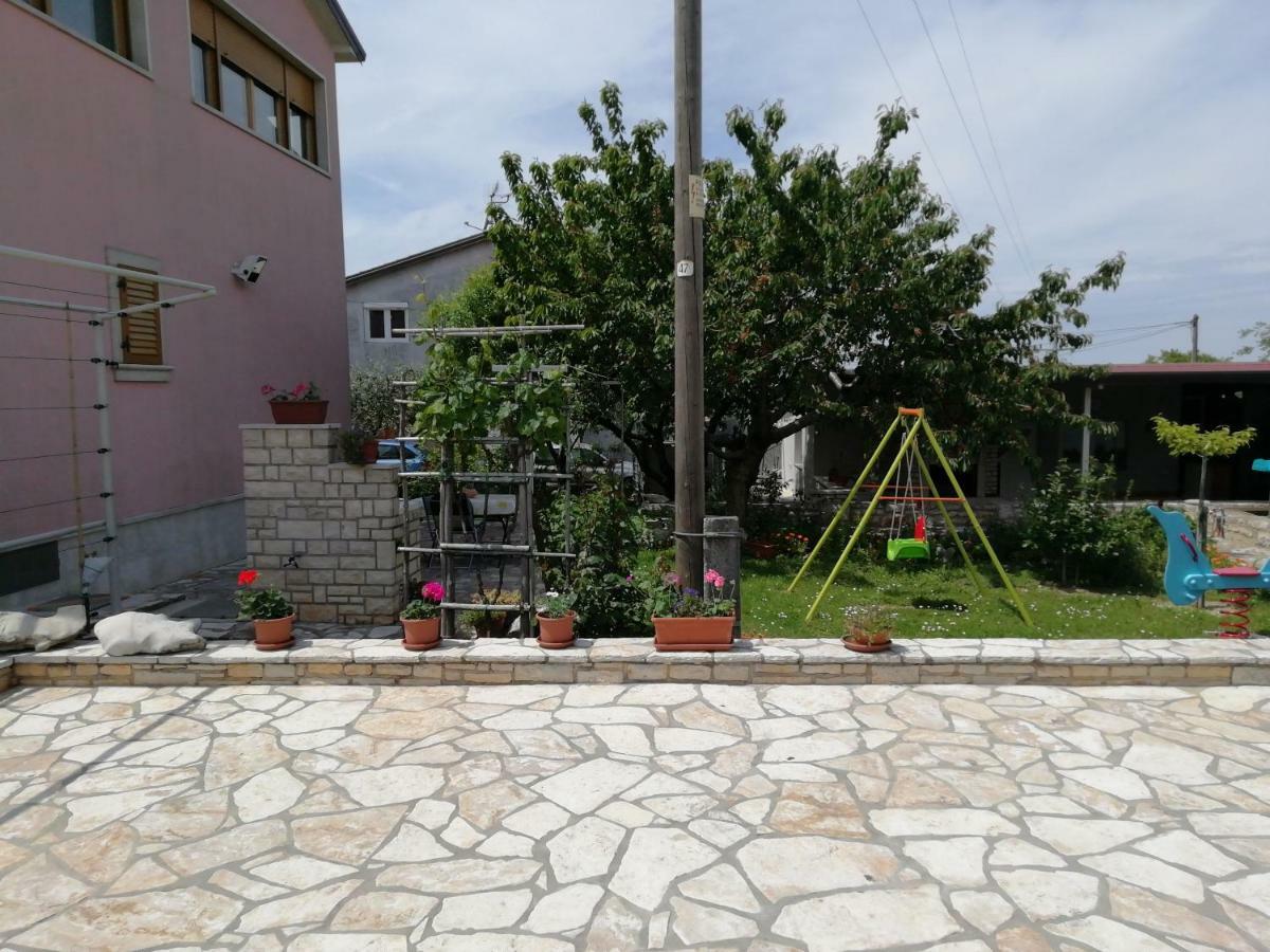 Apartmani Vesna Buje Zewnętrze zdjęcie